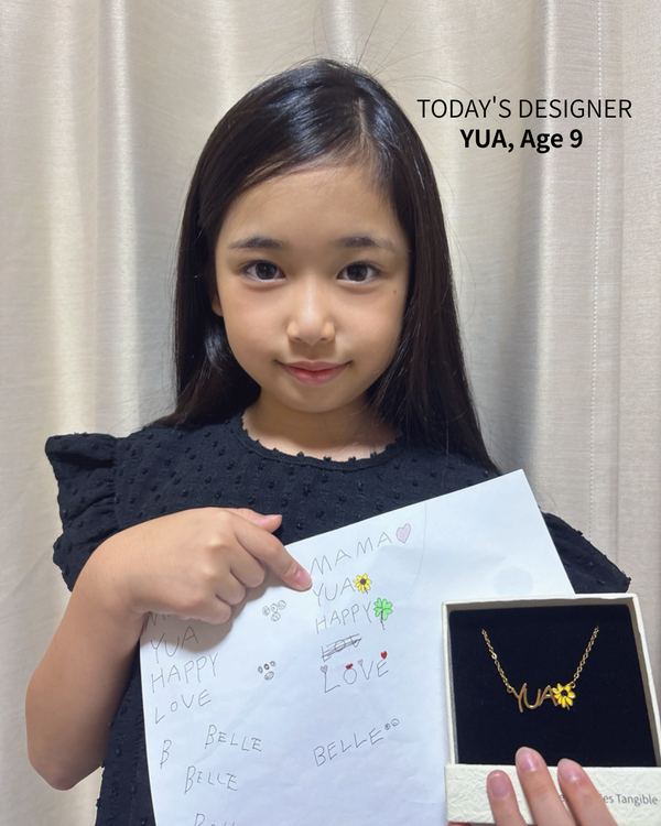TODAY’S DESIGNER YUA, Age 9 — 自分の絵とネックレスを手にして